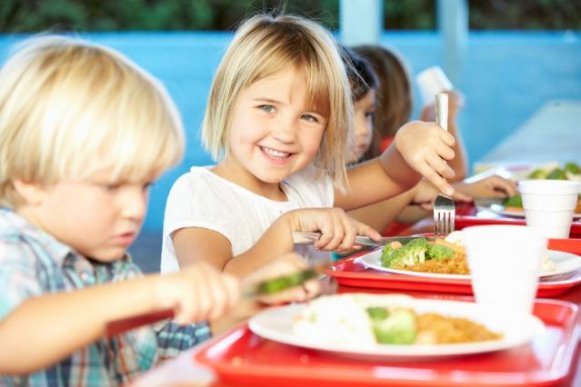 Enfants mangeant des légumes